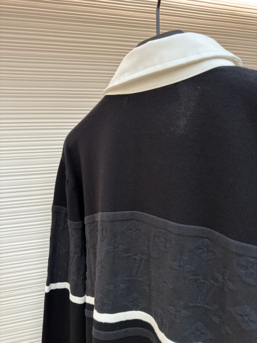 LOUIS VUITTON Jacquard long-sleeved polo shirt ●Original version: Purchased and developed for 13400 ●Item number: 1681522-B00 ●Fabric: combed cotton gauze fabric ●Technology: Jacquard production ●Color: black ●Version: Fitted version ●Weight: about 440 grams ●Size: S-M-L-XL ●Description: Soft and elastic to the touch, with excellent warmth retention and breathability. The classic lapel design fits the curve of the neck and is comfortable to wear. The knitted texture on the surface of the clothes is fine and even, showing a deep black tone, simple and elegant. The brand logo on the chest adopts precise embroidery technology, with delicate details and strong three-dimensional effect. Tailored fit to fit your body shape, showing an elegant and capable style. The ribbed design on the cuffs and hem not only increases wearing comfort, but also effectively prevents cold wind from intruding. Every stitch and thread is strictly controlled to ensure the durability and sophistication of the polo shirt. Whether it is a daily outing or a casual party, this Polo shirt can be easily worn and is an indispensable fashion item in the wardrobe. The overall wiring is straight and delicate, the fabric is comfortable and soft, and the color is consistent without color difference. It can be matched with the same style to create a fashionable look and control various occasions. Customized accessories, complete with three standards, same style for men and women!